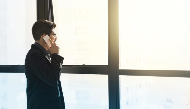 Ele não manda mensagem, mas responde: o que isso quer dizer?