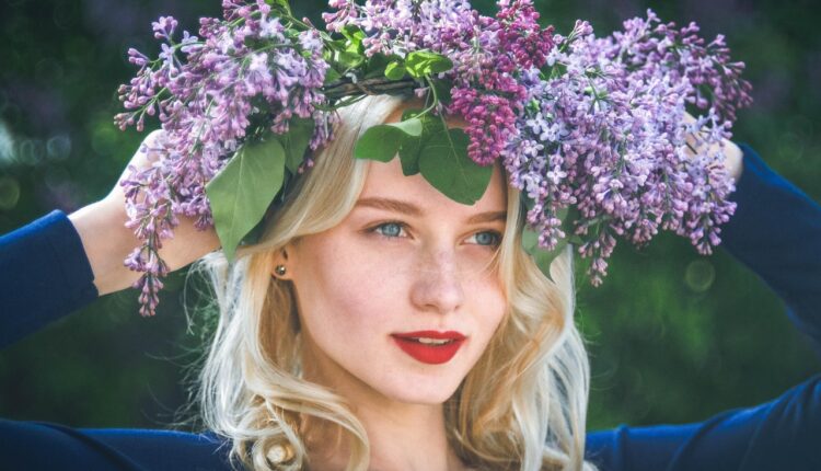 Tiara de flores alemã: significado e tradição por trás do acessório